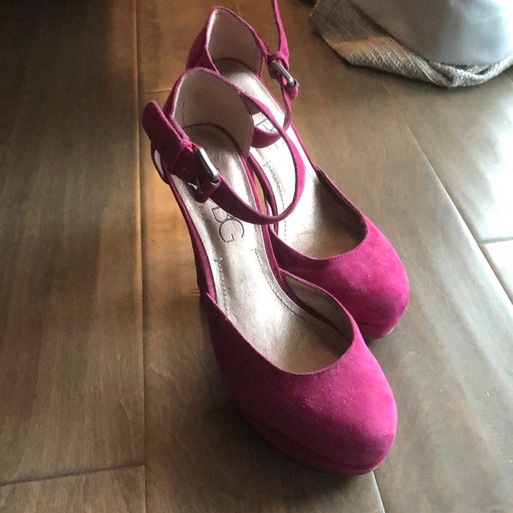 BCBG magenta Heels